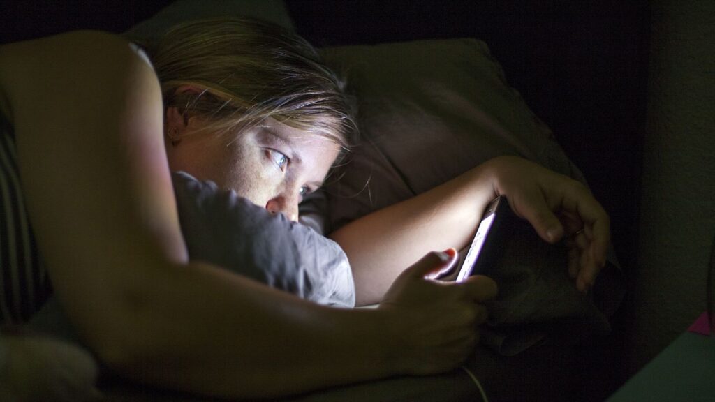 Usi lo smartphone a letto